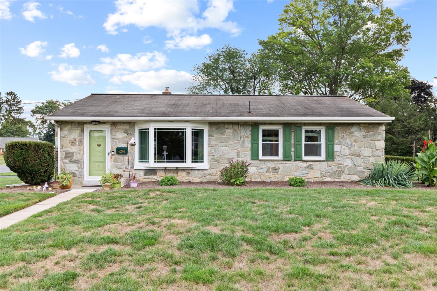 charming East Petersburg rancher with green accents